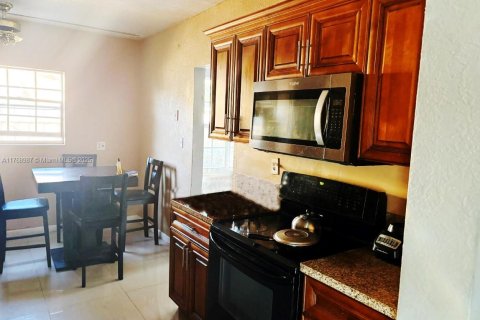 House in Miami Gardens, Florida 3 bedrooms, 183.2 sq.m. № 1869893 - photo 5