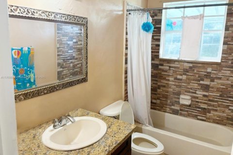 House in Miami Gardens, Florida 3 bedrooms, 183.2 sq.m. № 1869893 - photo 2