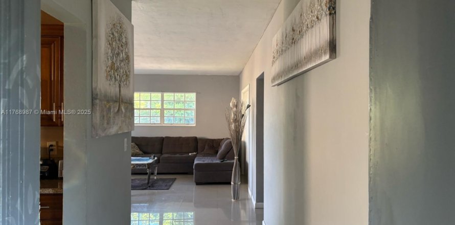 House in Miami Gardens, Florida 3 bedrooms, 183.2 sq.m. № 1869893
