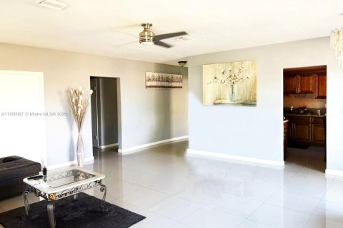 House in Miami Gardens, Florida 3 bedrooms, 183.2 sq.m. № 1869893 - photo 3