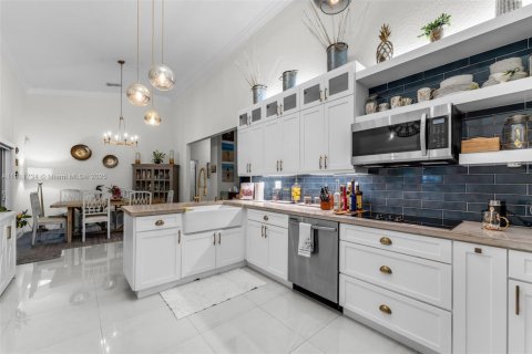 Villa ou maison à vendre à Miami, Floride: 4 chambres, 194.35 m2 № 1968686 - photo 11