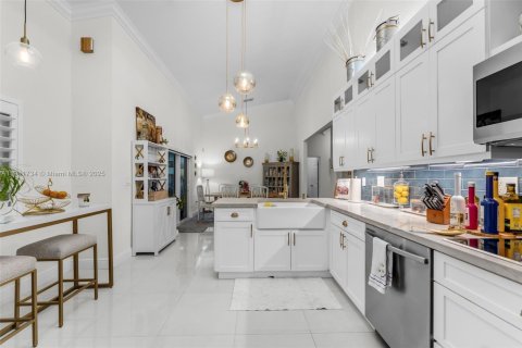 Villa ou maison à vendre à Miami, Floride: 4 chambres, 194.35 m2 № 1968686 - photo 12
