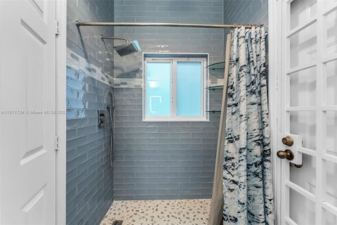 Villa ou maison à vendre à Miami, Floride: 4 chambres, 194.35 m2 № 1968686 - photo 16