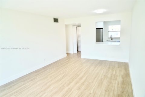 Condominio en venta en Sunrise, Florida, 1 dormitorio, 57.6 m2 № 1863713 - foto 16