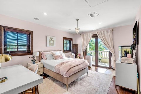 House in Miami Beach, Florida 5 bedrooms, 382.29 sq.m. № 2023544 - photo 20