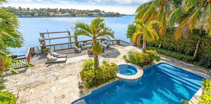 House in Miami Beach, Florida 5 bedrooms, 382.29 sq.m. № 2023544