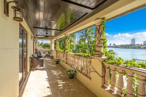 House in Miami Beach, Florida 5 bedrooms, 382.29 sq.m. № 2023544 - photo 18