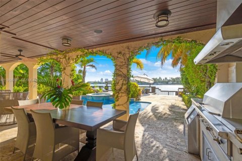 House in Miami Beach, Florida 5 bedrooms, 382.29 sq.m. № 2023544 - photo 24