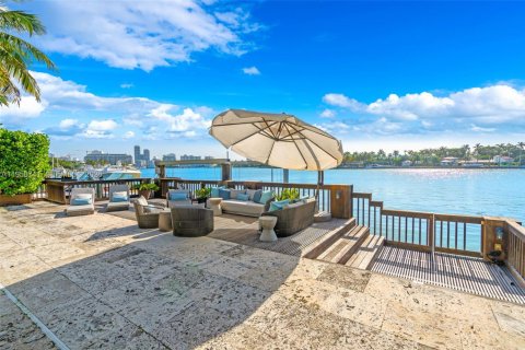 House in Miami Beach, Florida 5 bedrooms, 382.29 sq.m. № 2023544 - photo 28