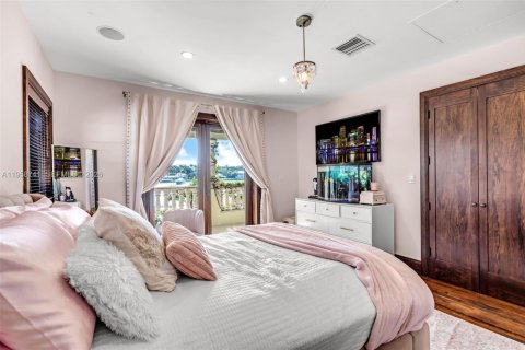 House in Miami Beach, Florida 5 bedrooms, 382.29 sq.m. № 2023544 - photo 21