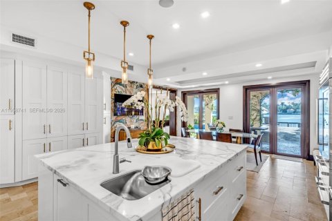 House in Miami Beach, Florida 5 bedrooms, 382.29 sq.m. № 2023544 - photo 14