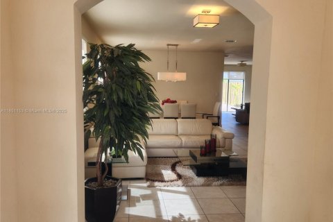 Casa en venta en Cutler Bay, Florida, 5 dormitorios, 271.65 m2 № 1855313 - foto 4