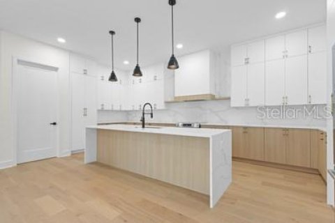 Casa en venta en Tampa, Florida, 5 dormitorios, 351.26 m2 № 1873873 - foto 16