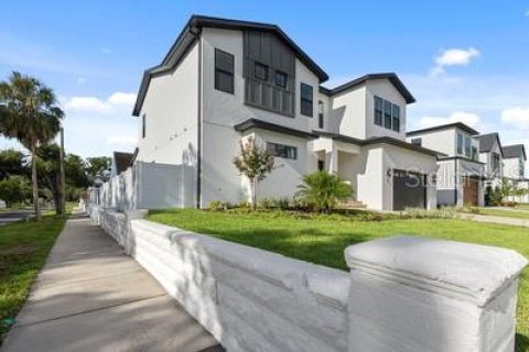 Casa en venta en Tampa, Florida, 5 dormitorios, 351.26 m2 № 1873873 - foto 1