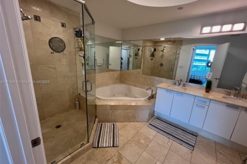 Condo in Aventura, Florida, 2 bedrooms  № 2184552 - photo 25