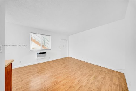 Condo in Hollywood, Florida, 1 bedroom  № 1811636 - photo 3