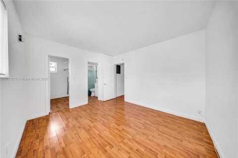 Condo in Hollywood, Florida, 1 bedroom  № 1811636 - photo 9