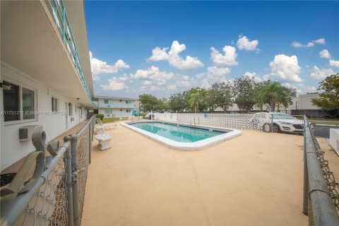 Condo in Hollywood, Florida, 1 bedroom  № 1811636 - photo 16