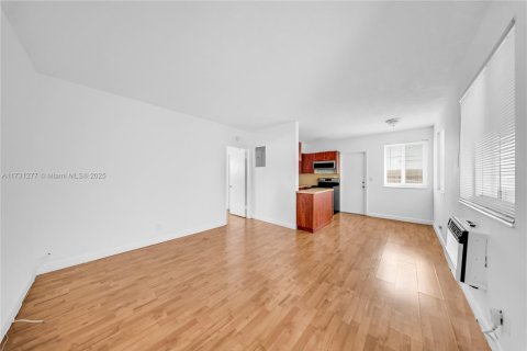 Condo in Hollywood, Florida, 1 bedroom  № 1811636 - photo 1