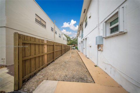 Condo in Hollywood, Florida, 1 bedroom  № 1811636 - photo 12