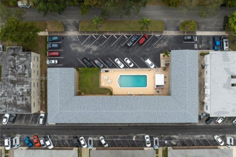 Condo in Hollywood, Florida, 1 bedroom  № 1811636 - photo 19