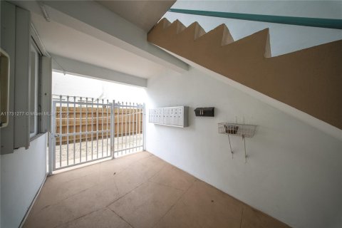 Condo in Hollywood, Florida, 1 bedroom  № 1811636 - photo 14