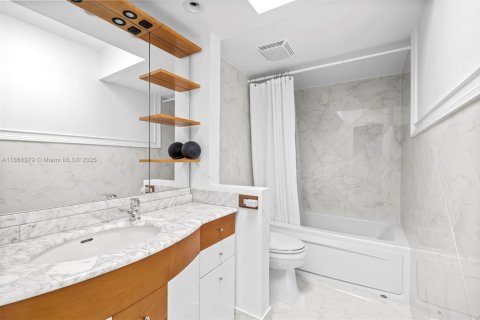 Condo in Pompano Beach, Florida, 2 bedrooms  № 1890213 - photo 9