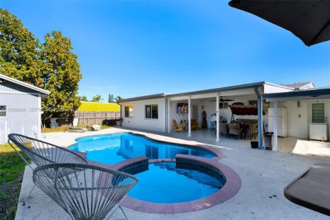 Villa ou maison à vendre à Miami, Floride: 4 chambres, 171.22 m2 № 1996887 - photo 27