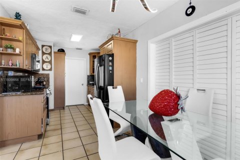 Villa ou maison à vendre à Miami, Floride: 4 chambres, 171.22 m2 № 1996887 - photo 8