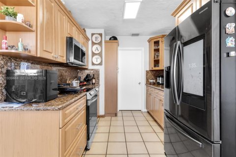 Villa ou maison à vendre à Miami, Floride: 4 chambres, 171.22 m2 № 1996887 - photo 10