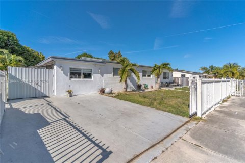 Villa ou maison à vendre à Miami, Floride: 4 chambres, 171.22 m2 № 1996887 - photo 2