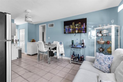 Villa ou maison à vendre à Miami, Floride: 4 chambres, 171.22 m2 № 1996887 - photo 21