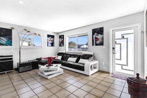 Villa ou maison à vendre à Miami, Floride: 4 chambres, 171.22 m2 № 1996887 - photo 6