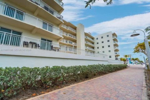 Condo in Hollywood, Florida, 2 bedrooms  № 2048312 - photo 26