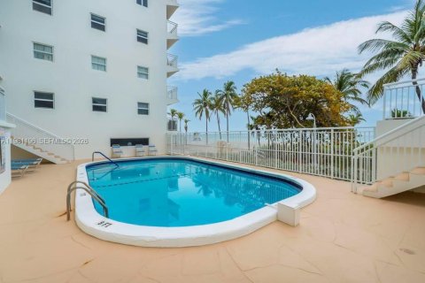 Condo in Hollywood, Florida, 2 bedrooms  № 2048312 - photo 30