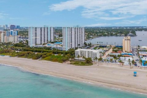 Condo in Hollywood, Florida, 2 bedrooms  № 2048312 - photo 16