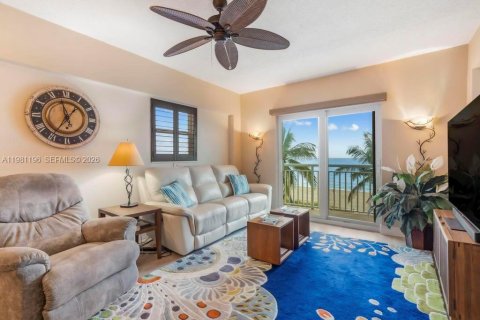 Condo in Hollywood, Florida, 2 bedrooms  № 2048312 - photo 6