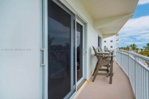 Condo in Hollywood, Florida, 2 bedrooms  № 2048312 - photo 13
