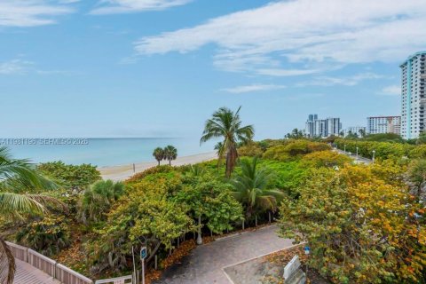 Condo in Hollywood, Florida, 2 bedrooms  № 2048312 - photo 23