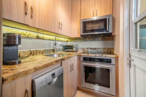 Condo in Hollywood, Florida, 2 bedrooms  № 2048312 - photo 3