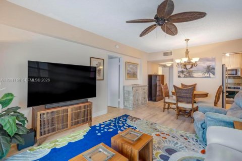 Condo in Hollywood, Florida, 2 bedrooms  № 2048312 - photo 21