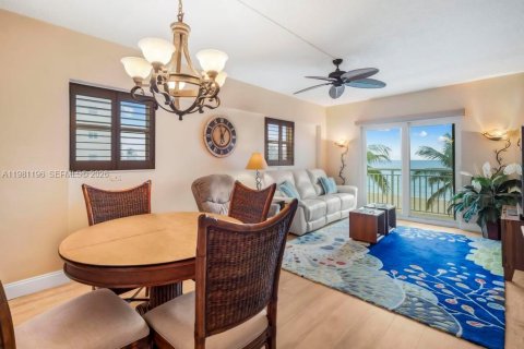 Condo in Hollywood, Florida, 2 bedrooms  № 2048312 - photo 17