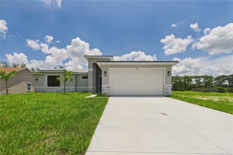 House in Palm Bay, Florida 4 bedrooms, 187.48 sq.m. № 1828379 - photo 1