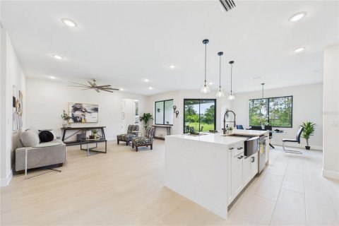 House in Palm Bay, Florida 4 bedrooms, 187.48 sq.m. № 1828379 - photo 11