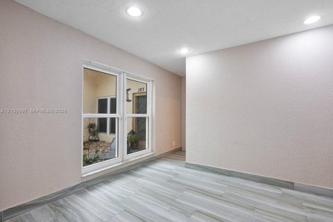 House in Deerfield Beach, Florida 4 bedrooms, 138.7 sq.m. № 2401346 - photo 11