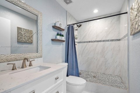 House in Deerfield Beach, Florida 4 bedrooms, 138.7 sq.m. № 2401346 - photo 10