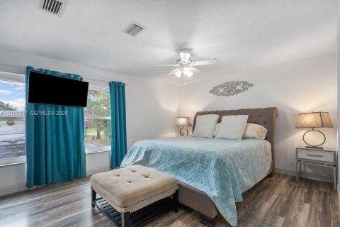 House in Deerfield Beach, Florida 4 bedrooms, 138.7 sq.m. № 2401346 - photo 15