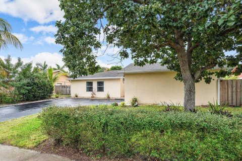 House in Deerfield Beach, Florida 4 bedrooms, 138.7 sq.m. № 2401346 - photo 2
