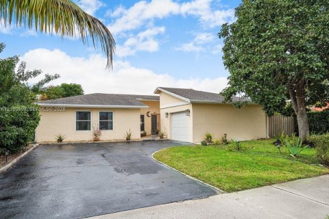 House in Deerfield Beach, Florida 4 bedrooms, 138.7 sq.m. № 2401346