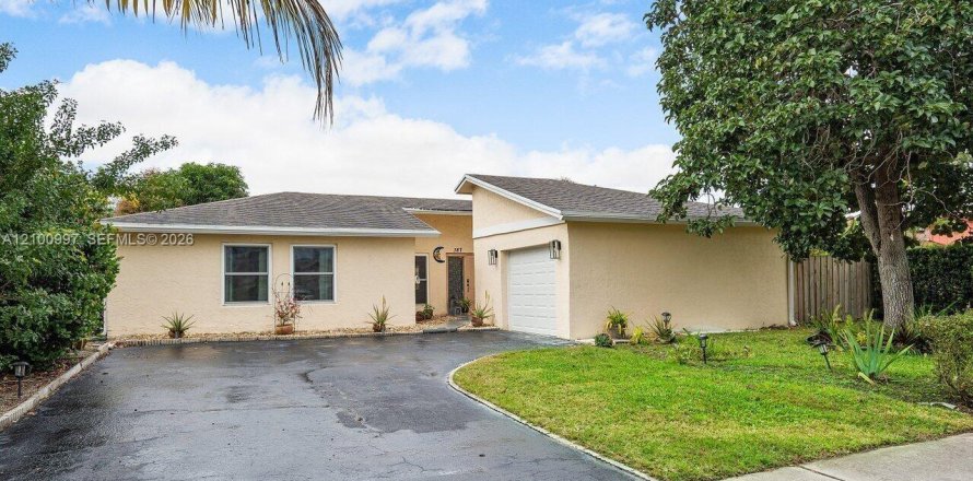 House in Deerfield Beach, Florida 4 bedrooms, 138.7 sq.m. № 2401346